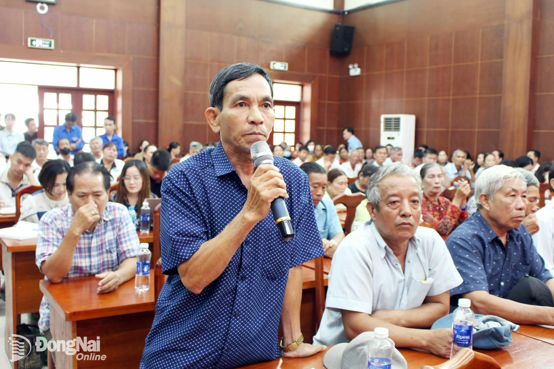 Cử tri xã Long Thành phát biểu ý kiến tại một hội nghị tiếp xúc cử tri với đại biểu Quốc hội sau Kỳ họp thứ 9, Quốc hội khóa XV. Ảnh: Hồ Thảo