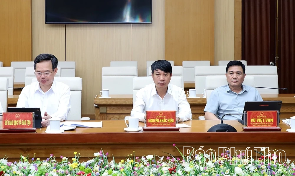 Chủ tịch UBND tỉnh Trần Duy Đông nghe báo cáo công tác quản lý nhà nước về đầu tư công, tài sản công và cấp nước sạch nông thôn