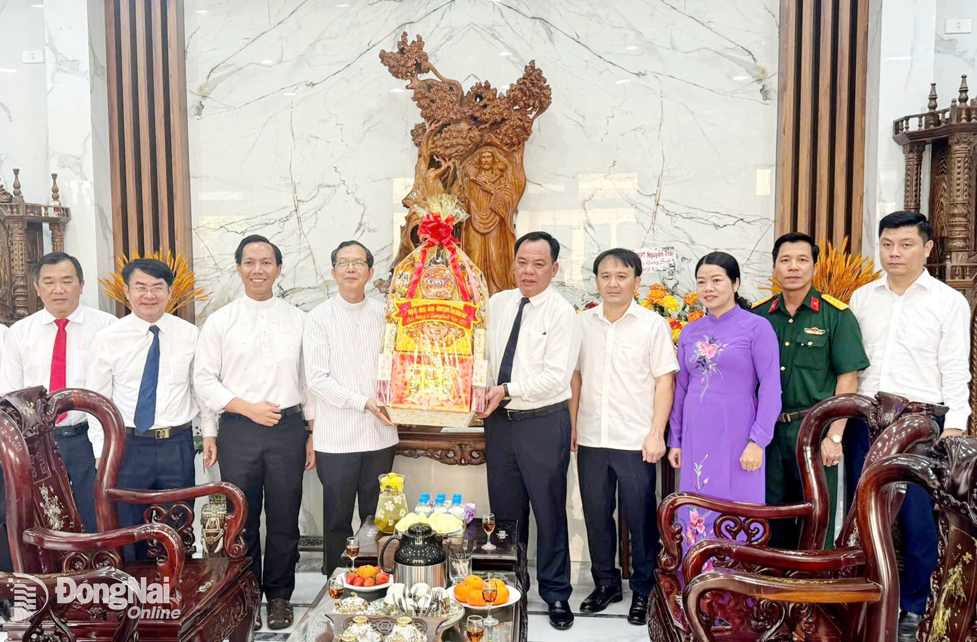 Đồng ch&iacute; V&otilde; Tấn Đức, Ph&oacute; B&iacute; thư Tỉnh ủy Đồng Nai c&ugrave;ng c&aacute;c th&agrave;nh vi&ecirc;n trong đo&agrave;n tặng qu&agrave; ch&uacute;c mừng Gi&aacute;ng sinh năm 2025 đến&nbsp;Linh mục Nguyễn Minh Phương, Trưởng ban Mục&nbsp;vụ Gia đ&igrave;nh Gi&aacute;o phận Xu&acirc;n Lộc, Ch&aacute;nh xứ Gi&aacute;o xứ Kẻ Sặt. Ảnh: Thanh Trọng  