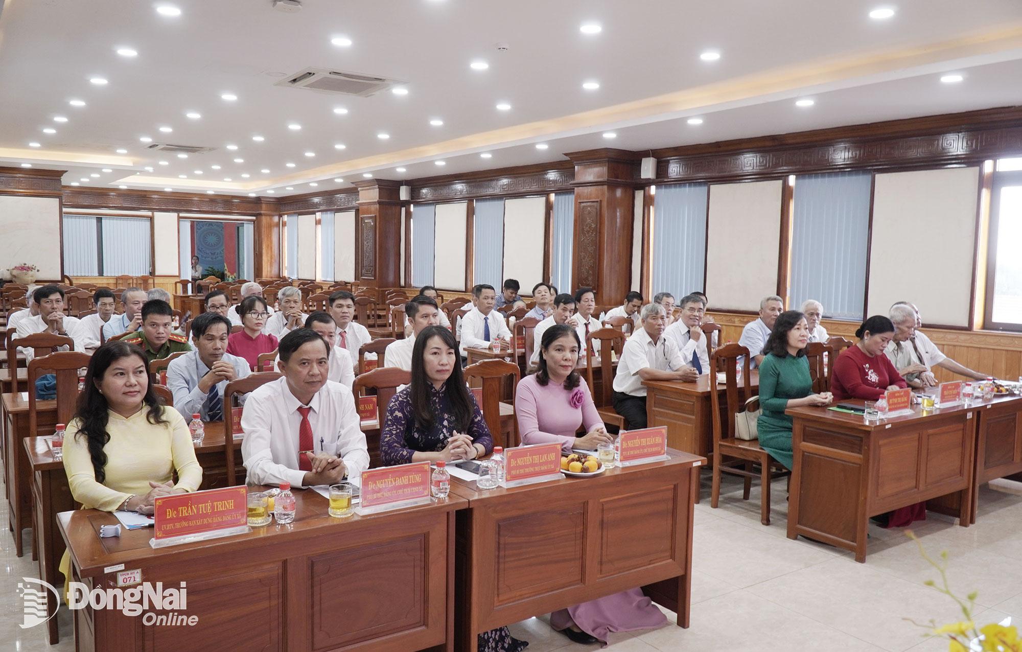 Các đại biểu tham dự lễ trao huy hiệu Đảng. Ảnh: Vũ Nguyện