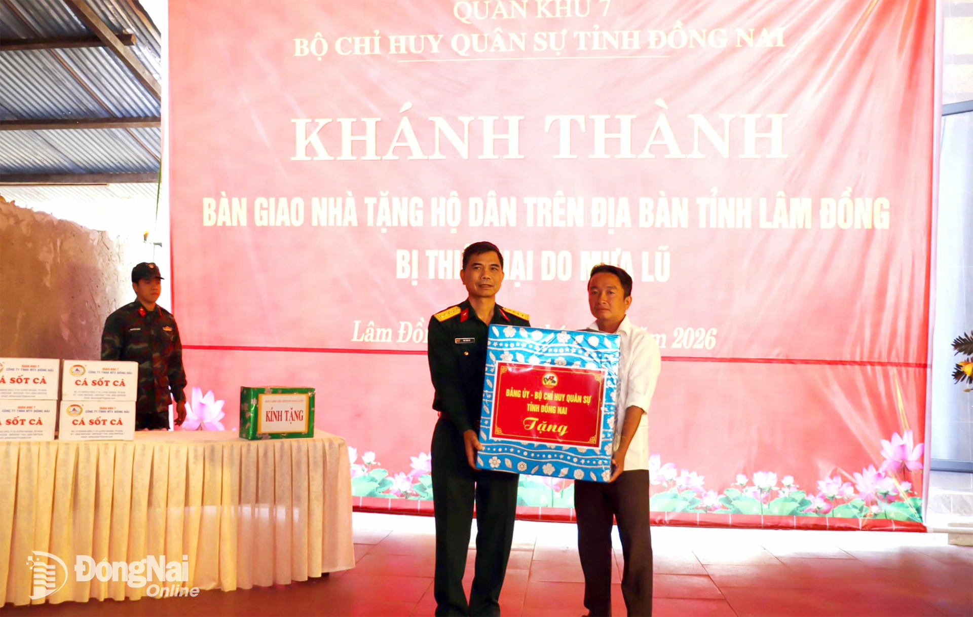 Đại tá Bùi Văn Sỹ, Phó Chính ủy Bộ Chỉ huy Quân sự tỉnh Đồng Nai tặng quà cho gia đình ông Phạm Văn Hải (xã Cát Tiên, tỉnh Lâm Đồng). Ảnh: Nguyệt Hà