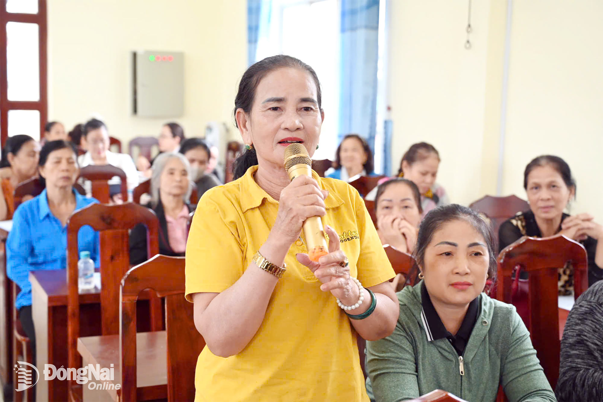 Phụ nữ x&atilde; T&acirc;n An đặt c&acirc;u hỏi li&ecirc;n quan đến c&aacute;c t&igrave;nh huống ph&aacute;p luật.