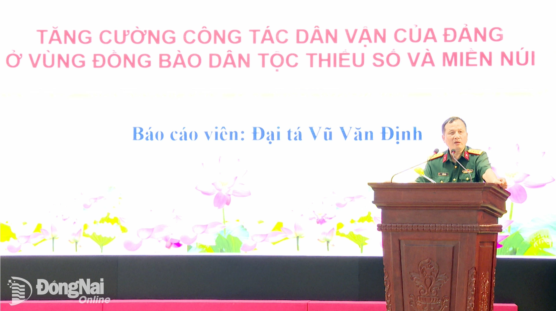 Đại tá Vũ Văn Định, Phó Chủ nhiệm chính trị Binh đoàn 16 trình bày chuyên đề tại hội nghị. Ảnh: Nguyễn Tấn