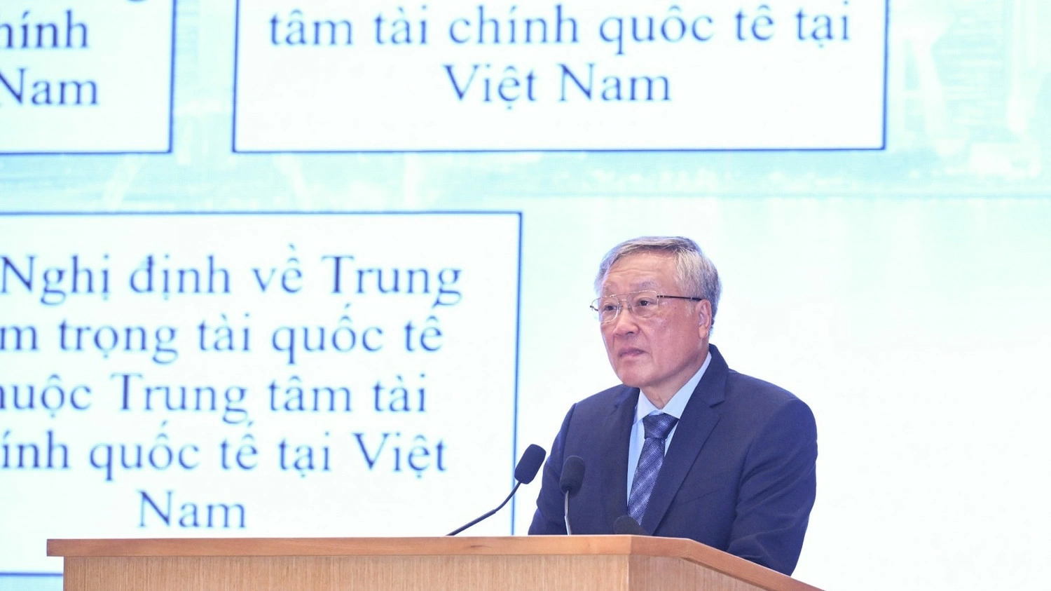 Ph&oacute; Thủ tướng Thường trực Ch&iacute;nh phủ Nguyễn H&ograve;a B&igrave;nh giới thiệu t&oacute;m tắt c&aacute;c Nghị định của Ch&iacute;nh phủ hướng dẫn thực hiện Nghị quyết số 222/2025/QH15 của Quốc hội. (Ảnh: Trần Hải)    