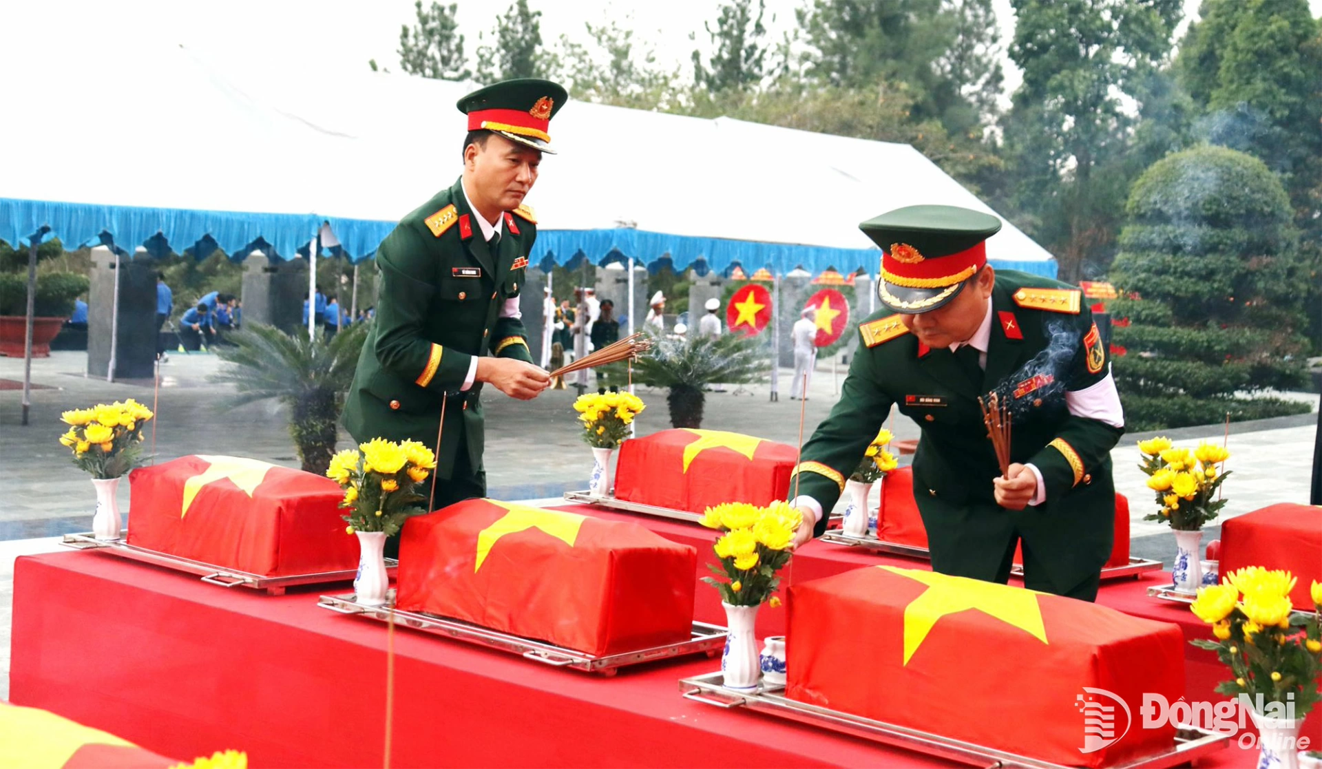 Thủ trưởng Bộ Chỉ huy Quân sự tỉnh Đồng Nai thắp hương trên quách các hài cốt liệt sĩ trước khi di về nơi an táng. Ảnh: Nguyệt Hà