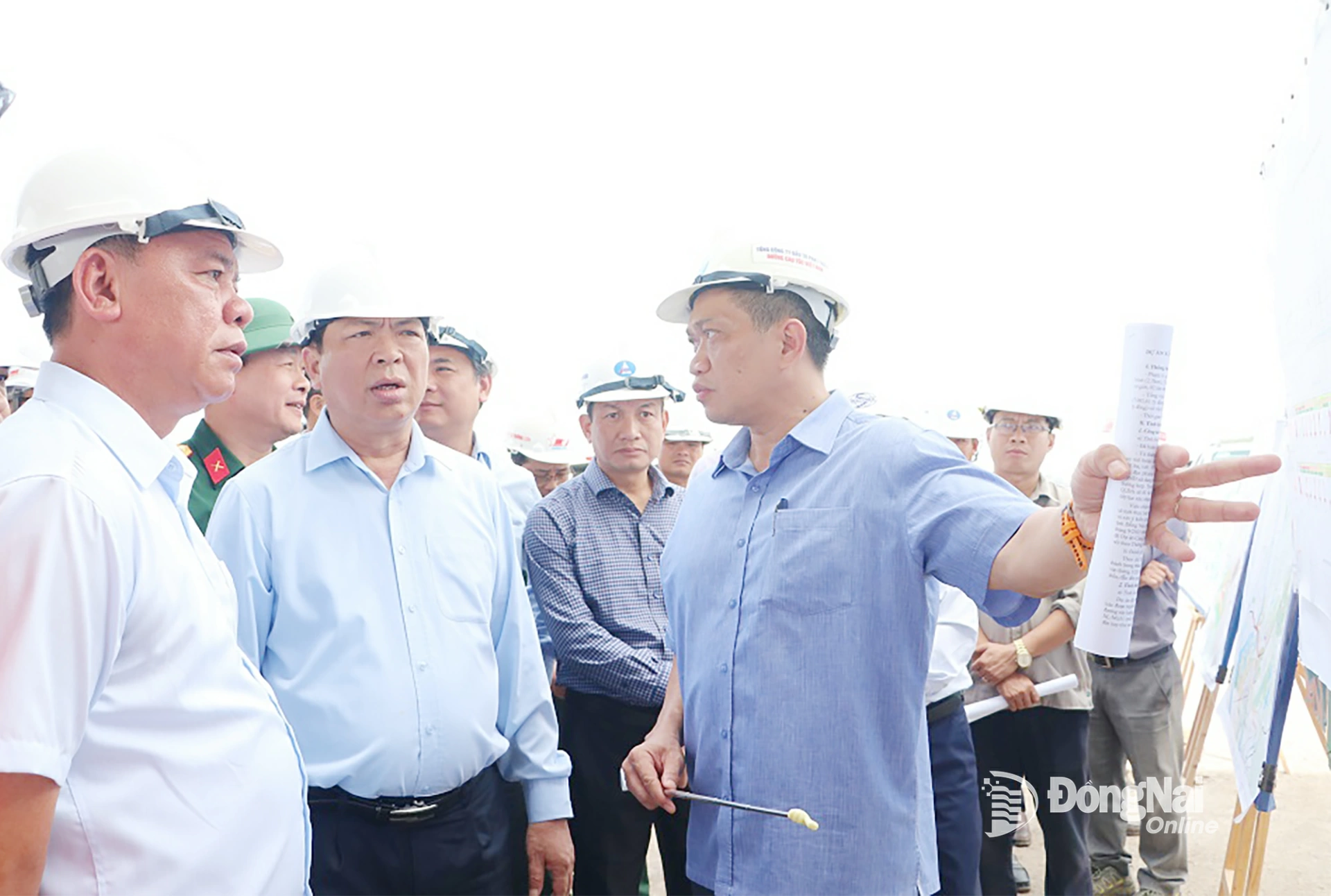 Đại diện Tổng công ty Phát triển đường cao tốc Việt Nam (VEC) báo cáo tiến độ thi công các dự án đường cao tốc Bến Lức - Long Thành, mở rộng đường cao tốc Thành phố Hồ Chí Minh - Long Thành- Dầu Giây. Ảnh: Phạm Tùng