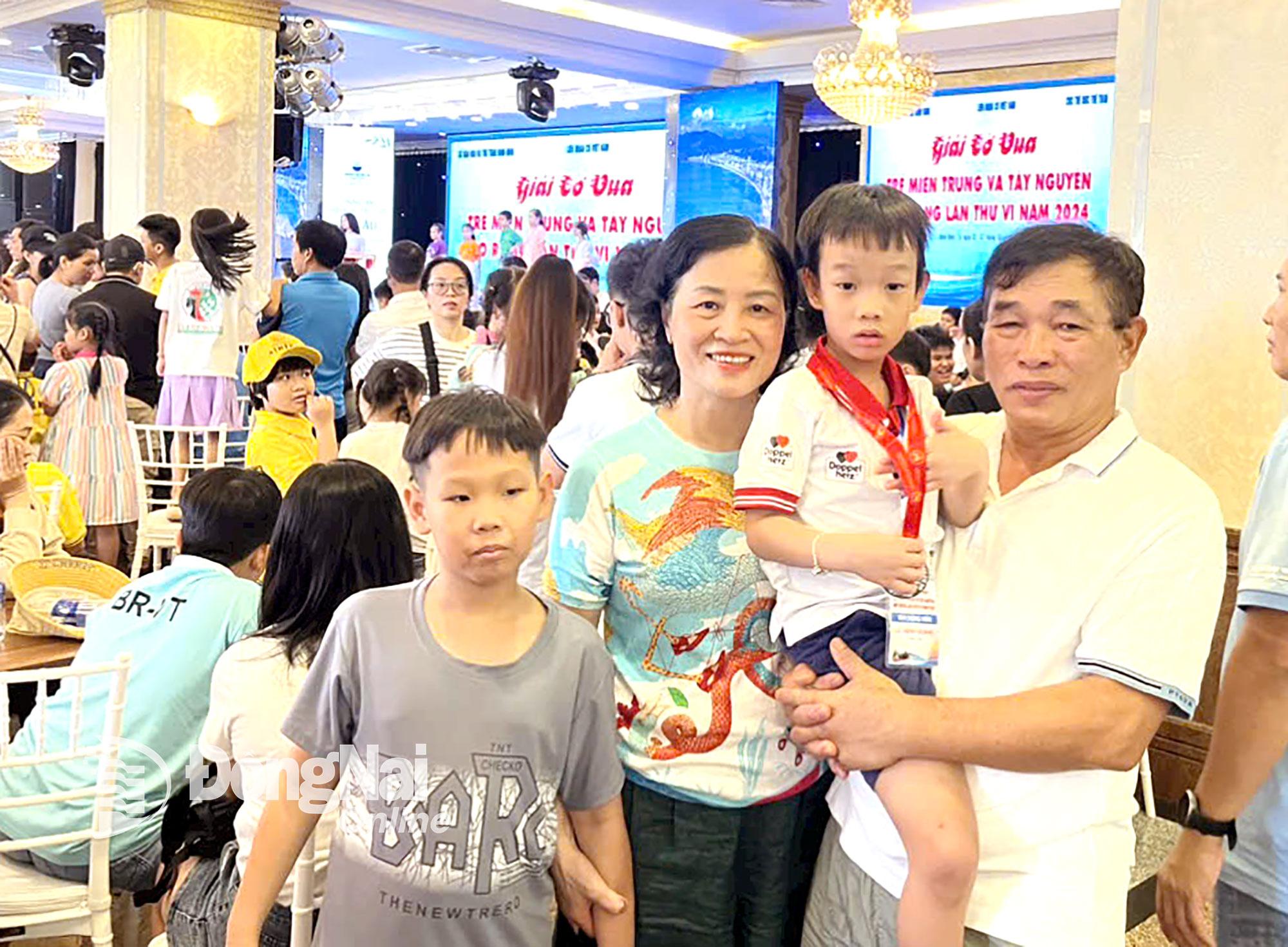 Lê Minh Quang cùng người thân tại Giải Cờ vua trẻ miền Trung - Tây Nguyên năm 2024. Ảnh: NVCC