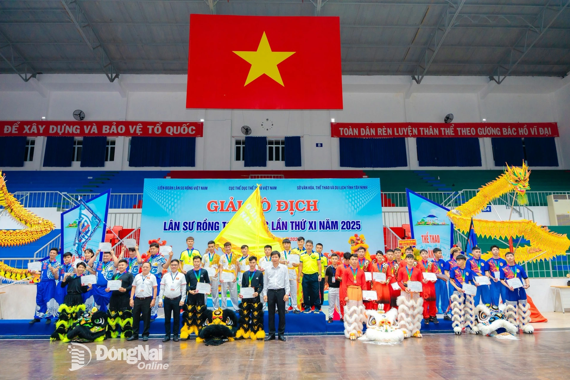 Đoàn Đồng Nai trên bục nhận huy chương vàng bài múa Lân truyền thống. Ảnh: ĐVCC