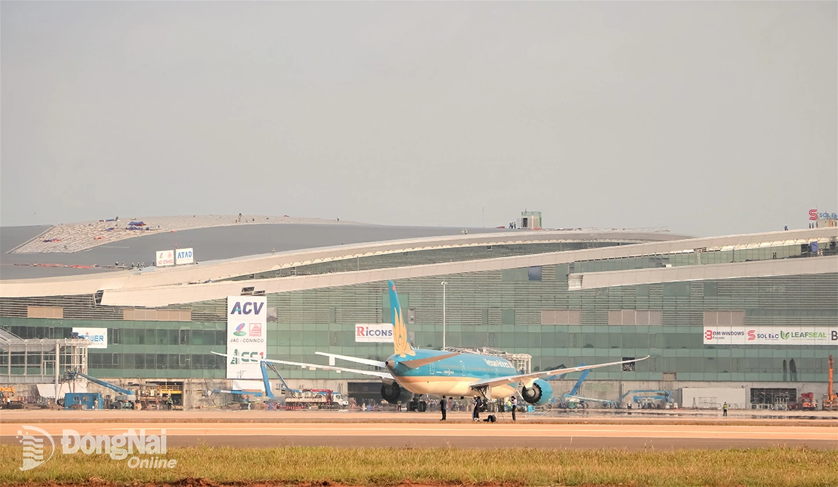 Đội ngũ kỹ thuật mặt đất tiếp cận máy bay