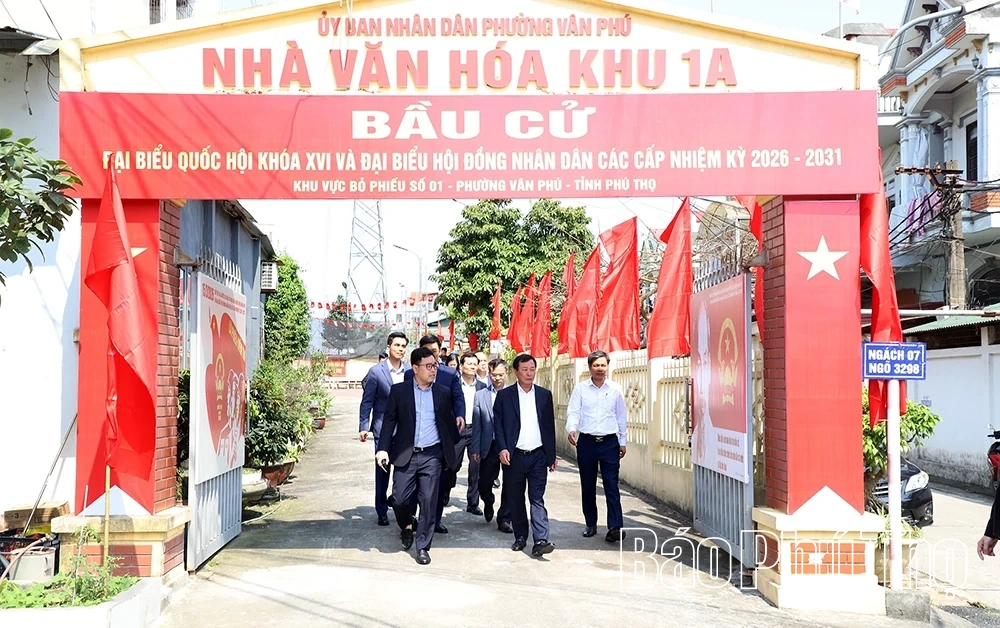 Phó Bí thư Thường trực Tỉnh ủy Bùi Văn Quang kiểm tra công tác chuẩn bị bầu cử tại phường Vân Phú