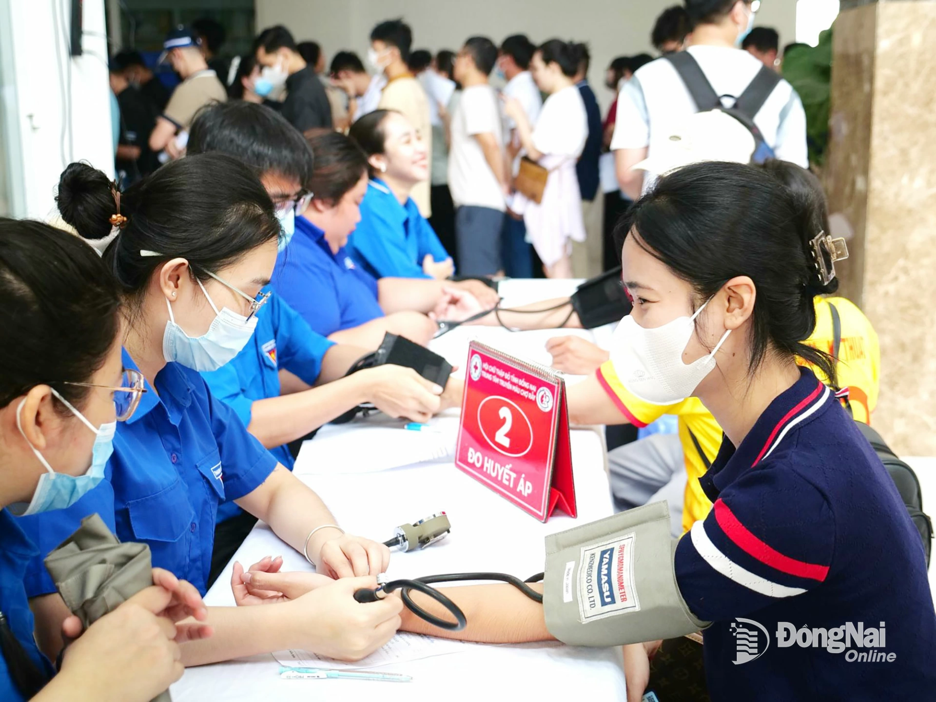 Người dân được đo huyết áp, kiểm tra sức khỏe trước khi hiến máu. Ảnh: Hạnh Dung