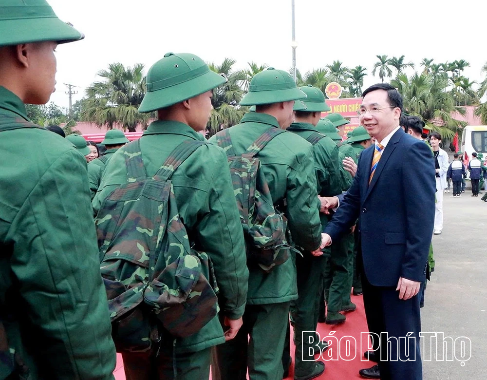 Phó Bí thư Tỉnh ủy Bùi Huy Vĩnh dự lễ giao nhận quân tại Ban Chỉ huy phòng thủ khu vực 1 - Cẩm Khê