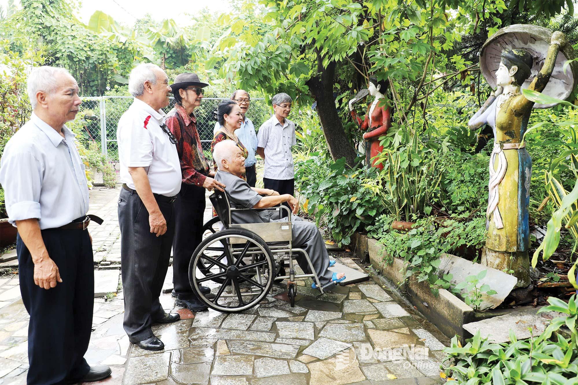 Tượng ch&acirc;n dung Nguyễn Du tại Vườn tượng Danh nh&acirc;n văn h&oacute;a Trấn Bi&ecirc;n, phường Trấn Bi&ecirc;n. Ảnh: My Ny    