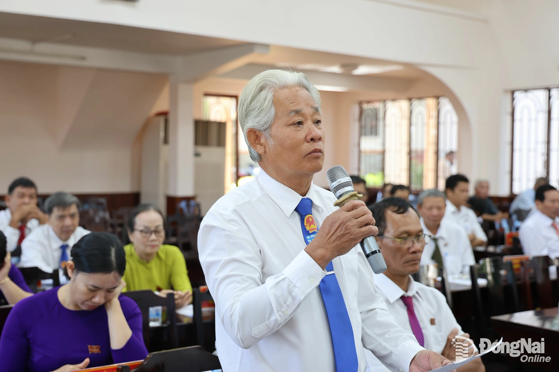 Đại biểu thực hiện chất vấn tại kỳ họp. Ảnh: Văn H&ugrave;ng  