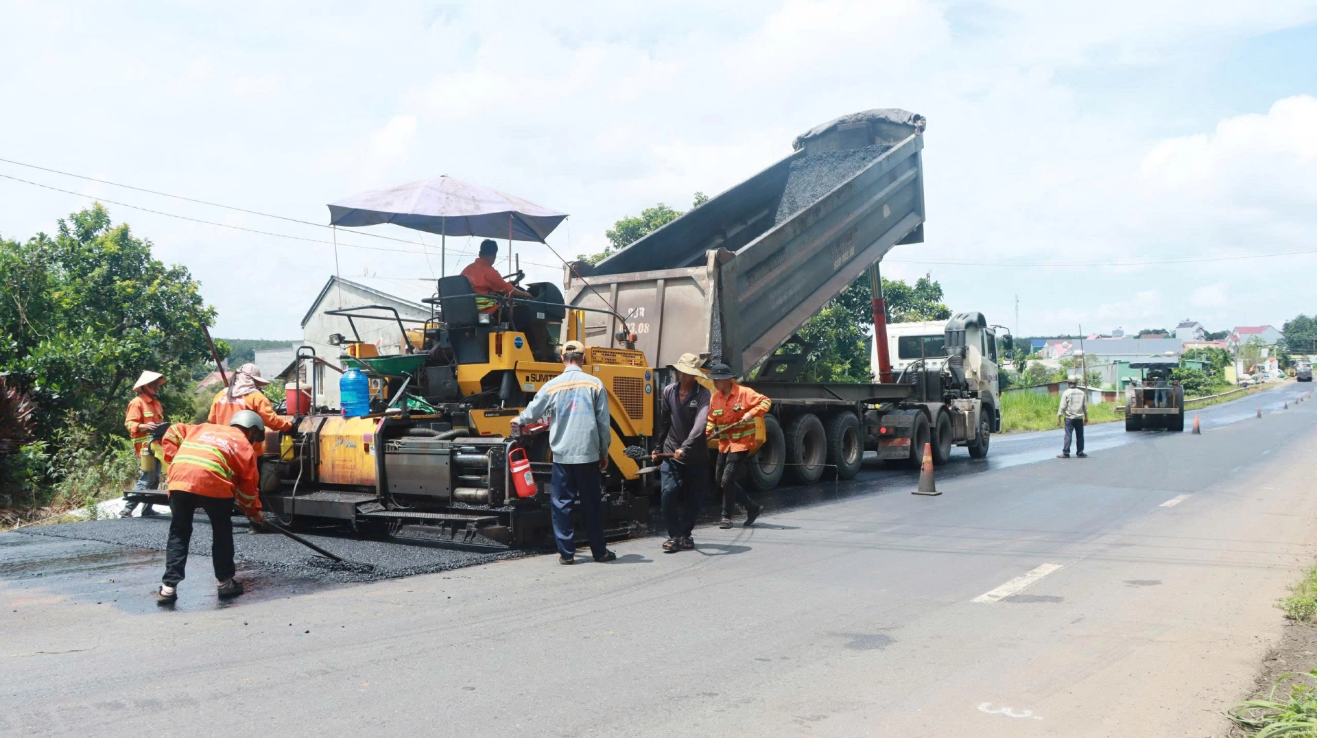 Công ty cổ phần Quản lý và Xây dựng công trình giao thông 236 đang đẩy nhanh tiến độ thi công quốc lộ 14, đoạn xã Thọ Sơn, tỉnh Đồng Nai. Ảnh Quang Minh