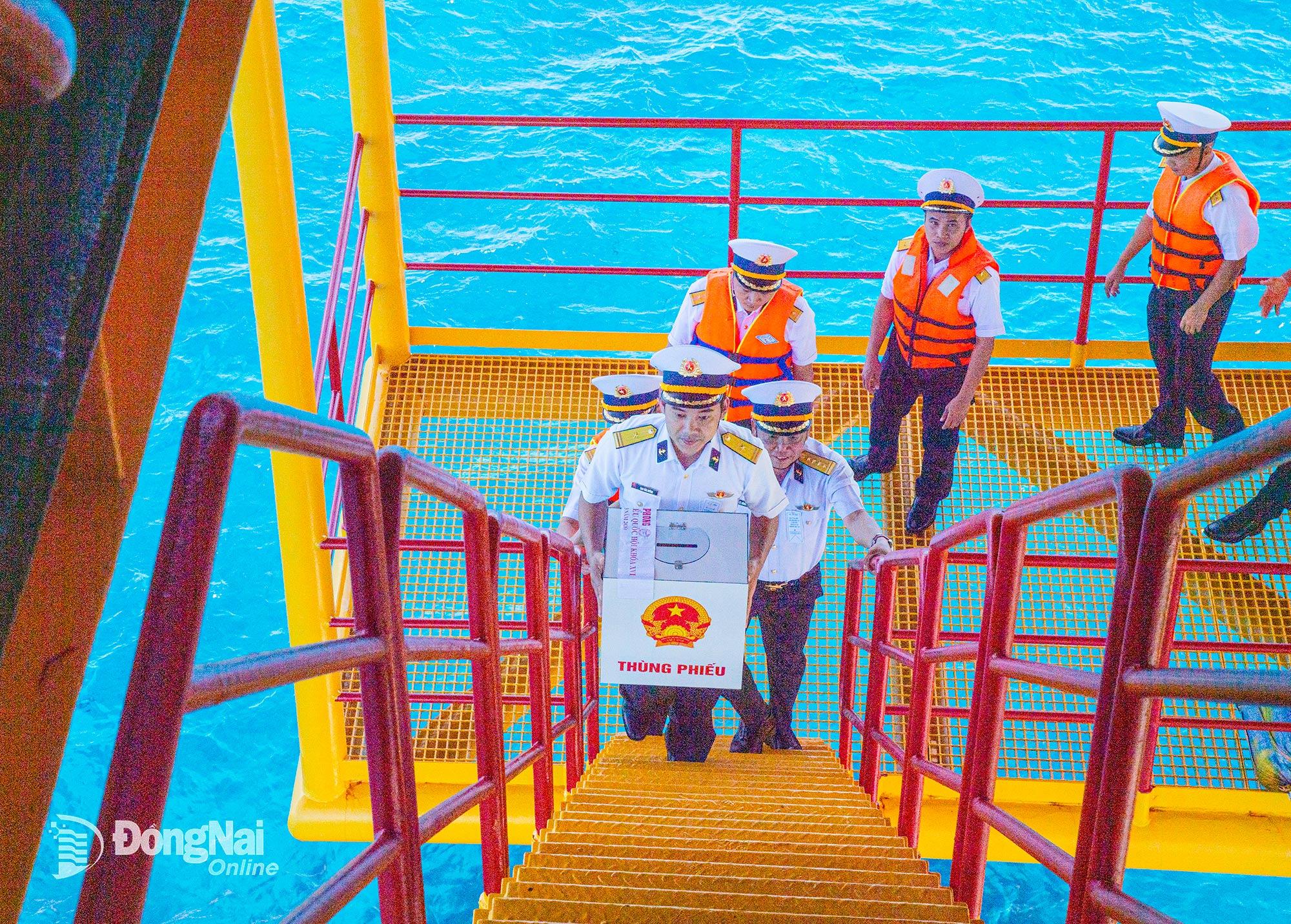 12. Các thành viên trong Tổ bầu cử sớm mang thùng phiếu và những lá phiếu bầu cử đến với cử tri trên các nhà giàn DK1. Ảnh: Văn Đường