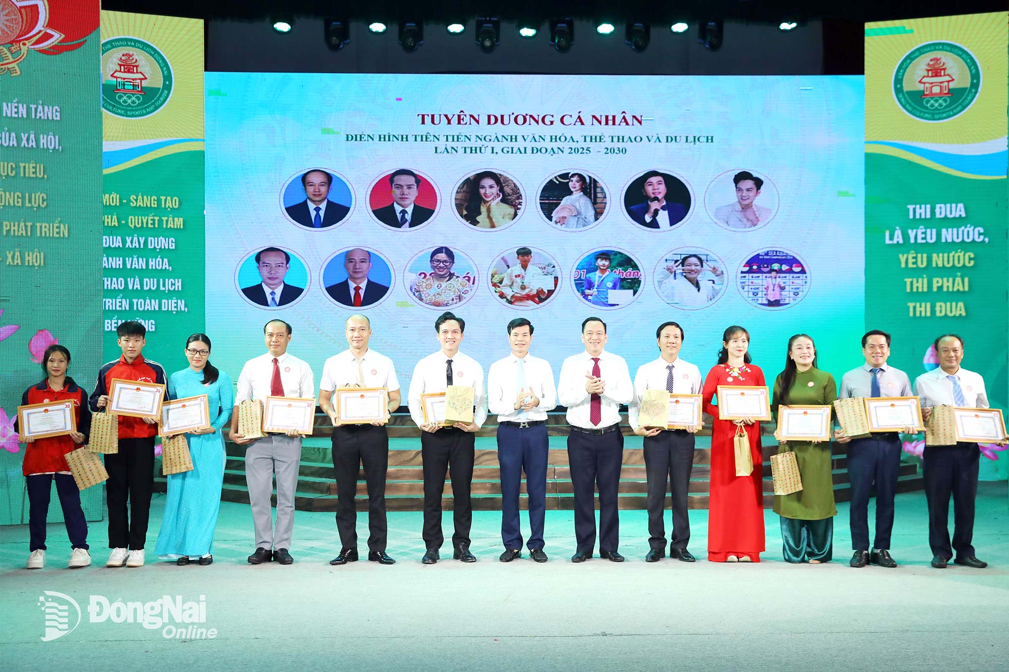 Đội trưởng Đội Chiếu phim lưu động số 6 Nguyễn Đức Long (bìa phải) được Sở Văn hóa, Thể thao và Du lịch tuyên dương trong Phong trào Thi đua yêu nước giai đoạn 2020-2025. Ảnh: My Ny