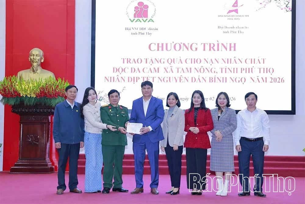 Trao qu&agrave; Tết cho nạn nh&acirc;n da cam/dioxin