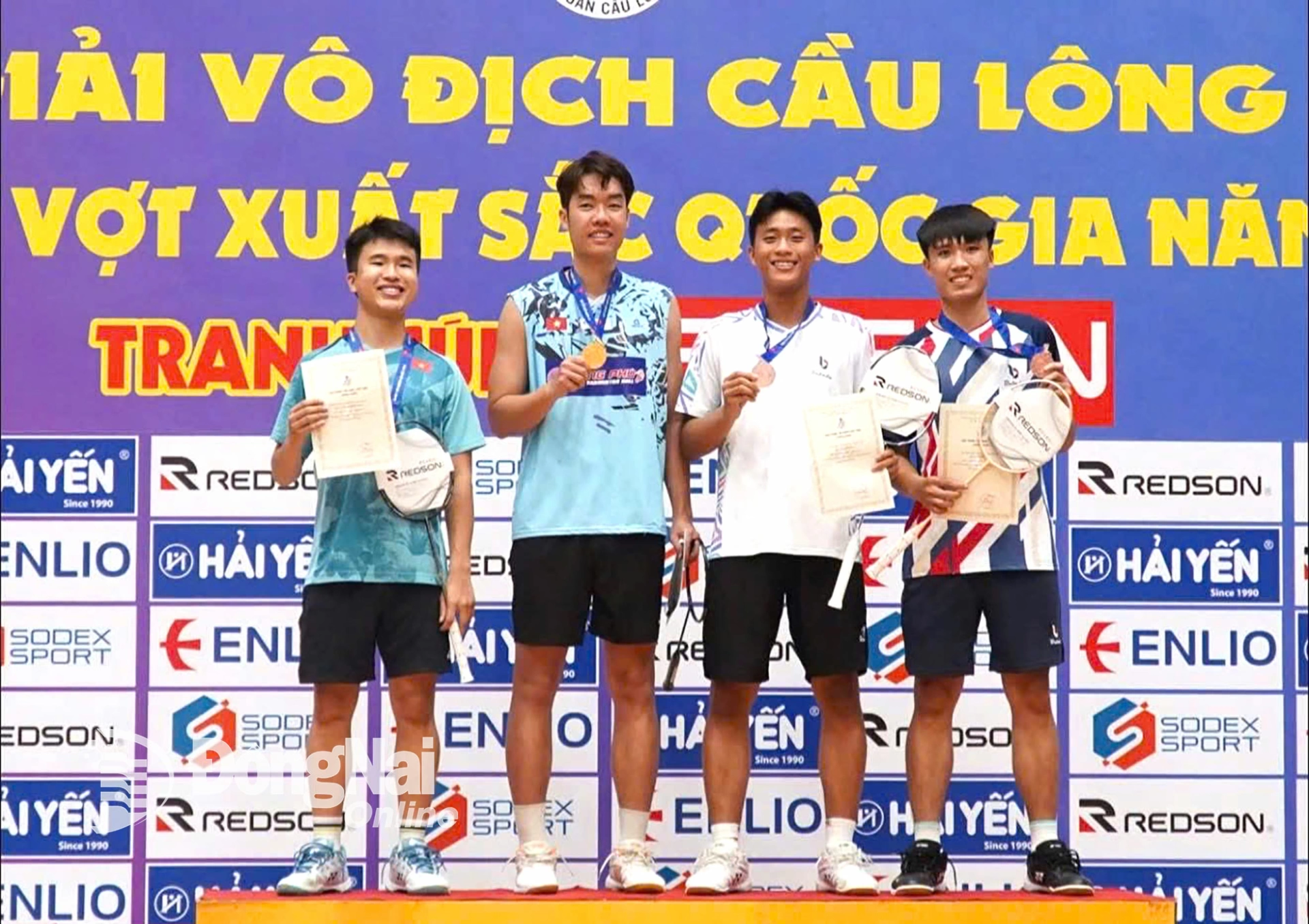 Tay vợt Trần Lê Mạnh An của Đồng Nai (bìa phải) cùng các tay vợt nam đạt thứ hạng cao nội đung đơn nam. Ảnh: ĐVCC