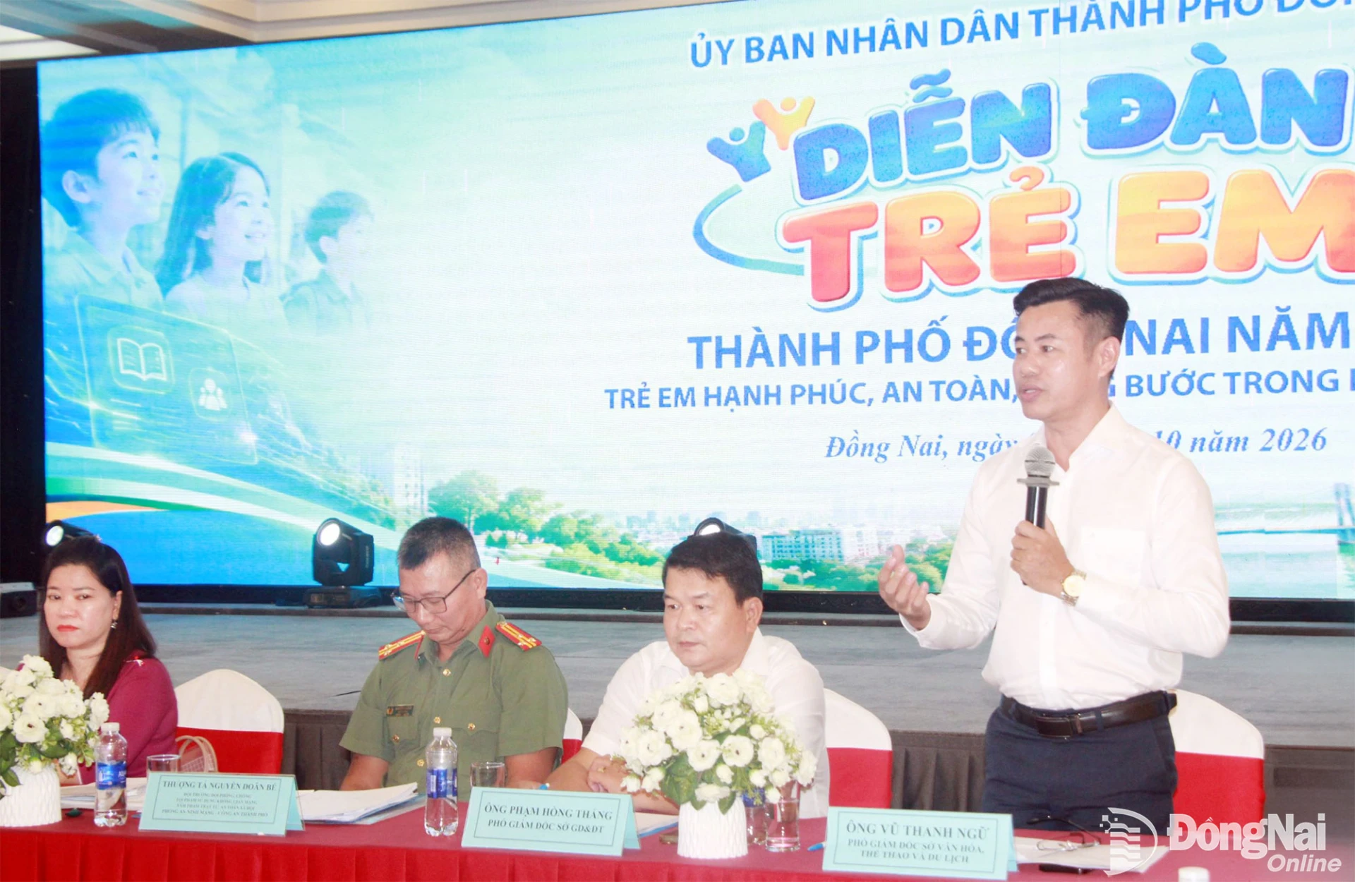 Đại diện lãnh đạo các sở, ngành trao đổi, giải đáp ý kiến trẻ em nêu ra tại diễn đàn. Ảnh: Nga Sơn