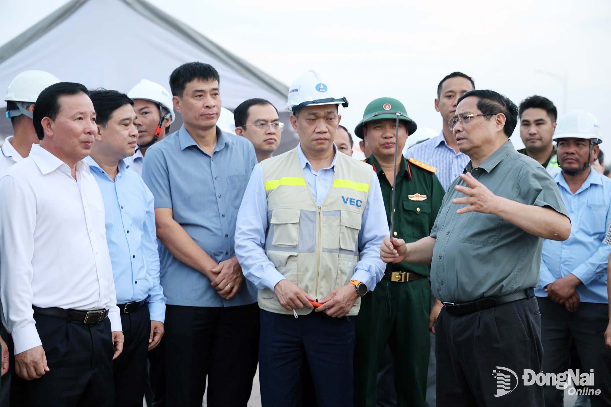 Thủ tướng Ch&iacute;nh phủ Phạm Minh Ch&iacute;nh (b&igrave;a phải, h&agrave;ng trước) trao đổi với l&atilde;nh đạo tỉnh về đẩy nhanh tiến độ triển khai đưa Dự &aacute;n Đường cao tốc Bi&ecirc;n H&ograve;a - Vũng T&agrave;u nhanh ch&oacute;ng về đ&iacute;ch. Ảnh: C&ocirc;ng Nghĩa