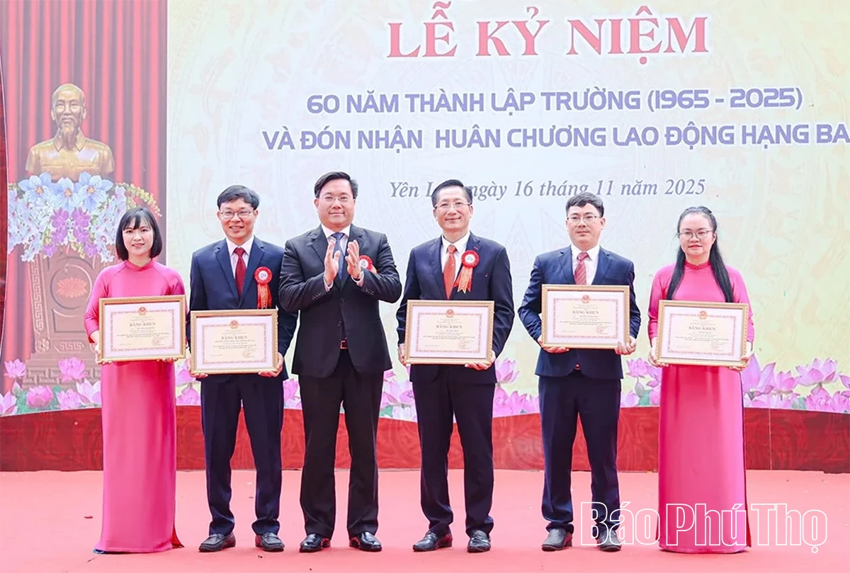 Trường THPT Yên Lạc kỷ niệm 60 năm thành lập và đón nhận Huân chương Lao động hạng Ba