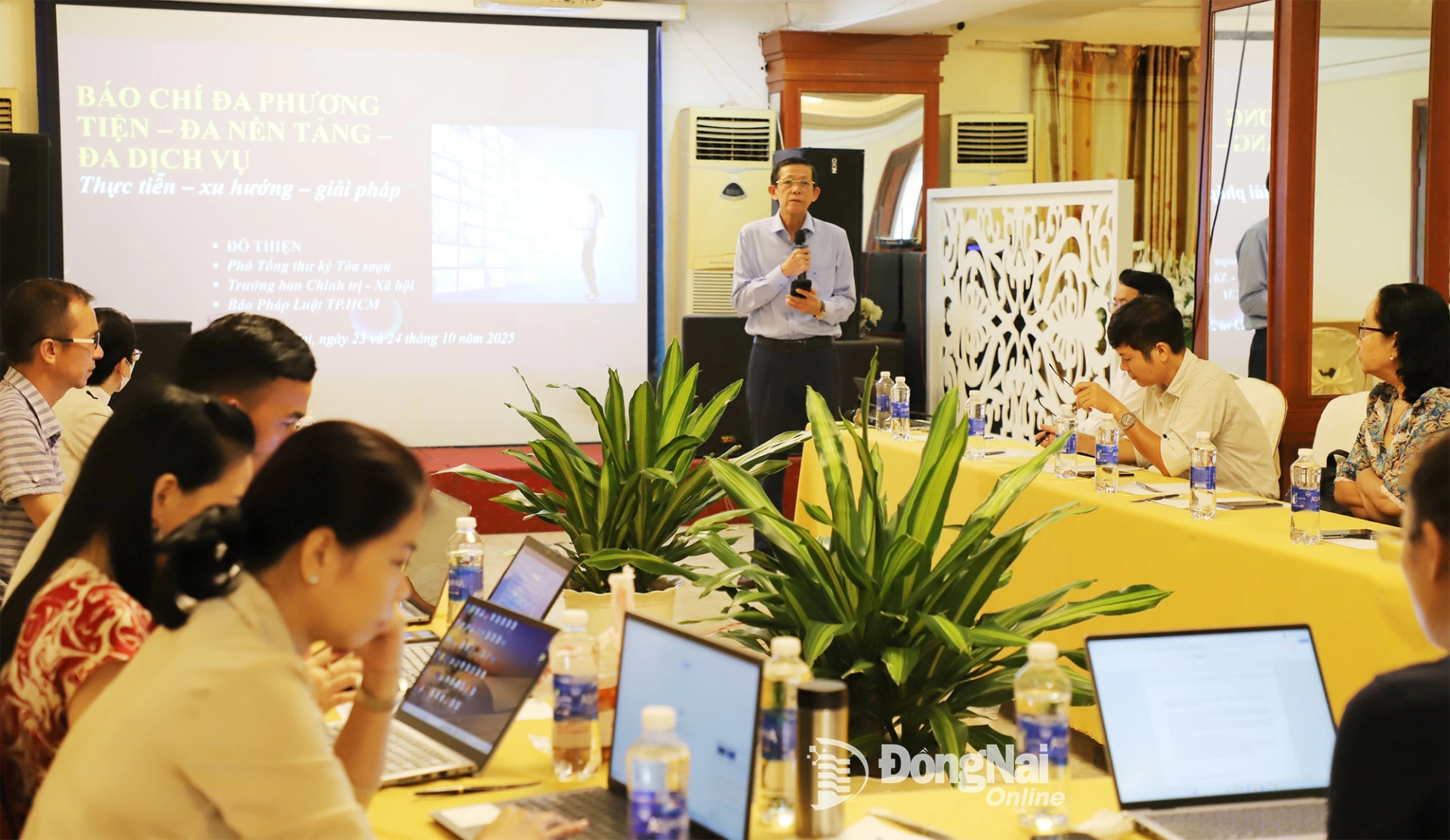 Chủ tịch Hội Nh&agrave; b&aacute;o tỉnh Đồng Nai, Ph&oacute; Tổng bi&ecirc;n tập B&aacute;o v&agrave; Ph&aacute;t thanh, Truyền h&igrave;nh Đồng Nai Trần Nam Đ&ocirc;ng ph&aacute;t biểu khai mạc lớp bồi dưỡng tổ chức t&ograve;a soạn đa phương tiện, đa nền tảng,  đa dịch vụ. Ảnh:&nbsp;My Ny