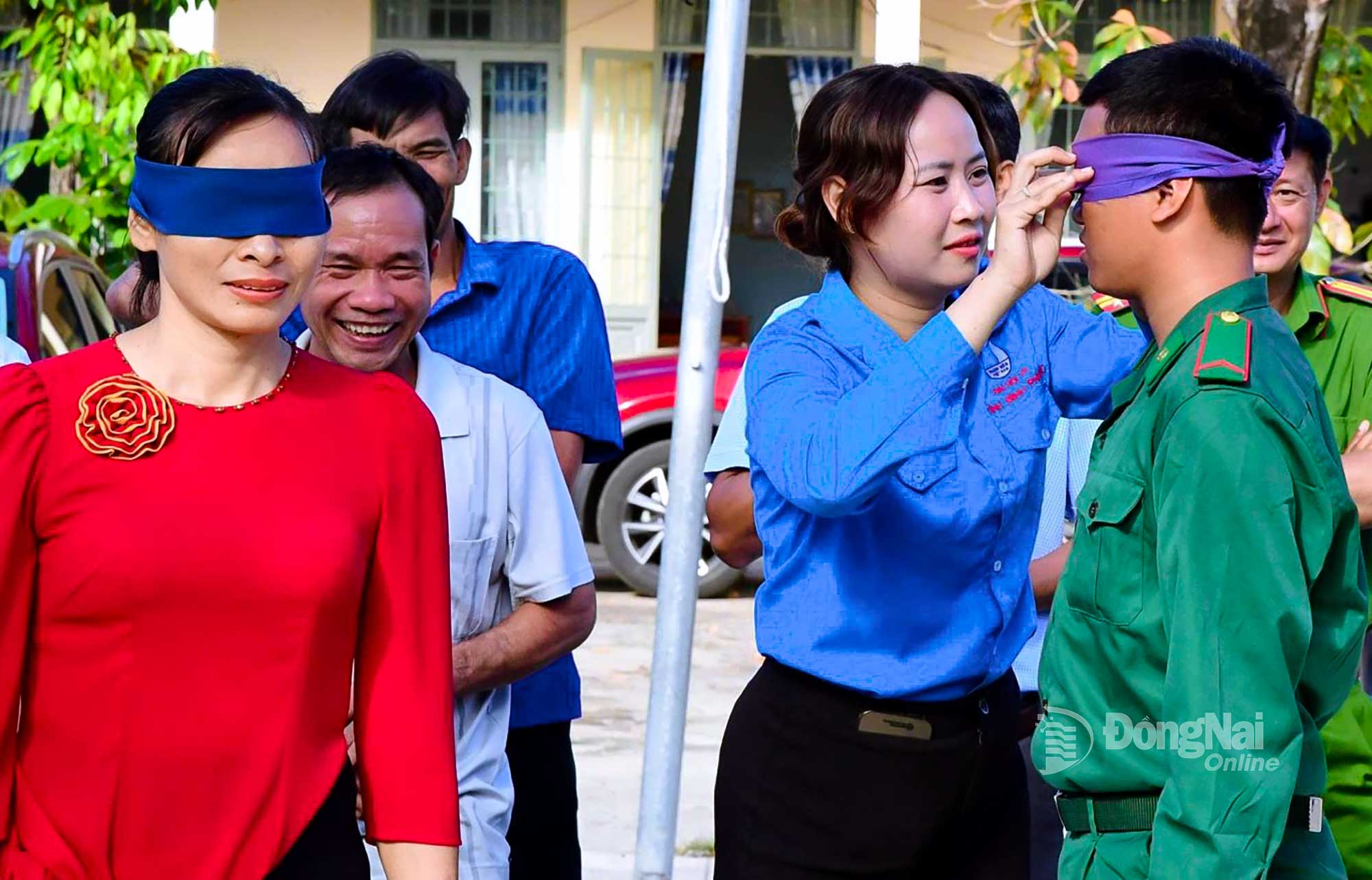 C&aacute;n bộ, chiến sĩ bộ đội bi&ecirc;n ph&ograve;ng, đo&agrave;n vi&ecirc;n thanh ni&ecirc;n v&agrave; c&aacute;c địa phương kết nghĩa tham gia tr&ograve; chơi trong Chương tr&igrave;nh Xu&acirc;n bi&ecirc;n ph&ograve;ng ấm l&ograve;ng d&acirc;n bản năm 2025. Ảnh: Hữu Thịnh