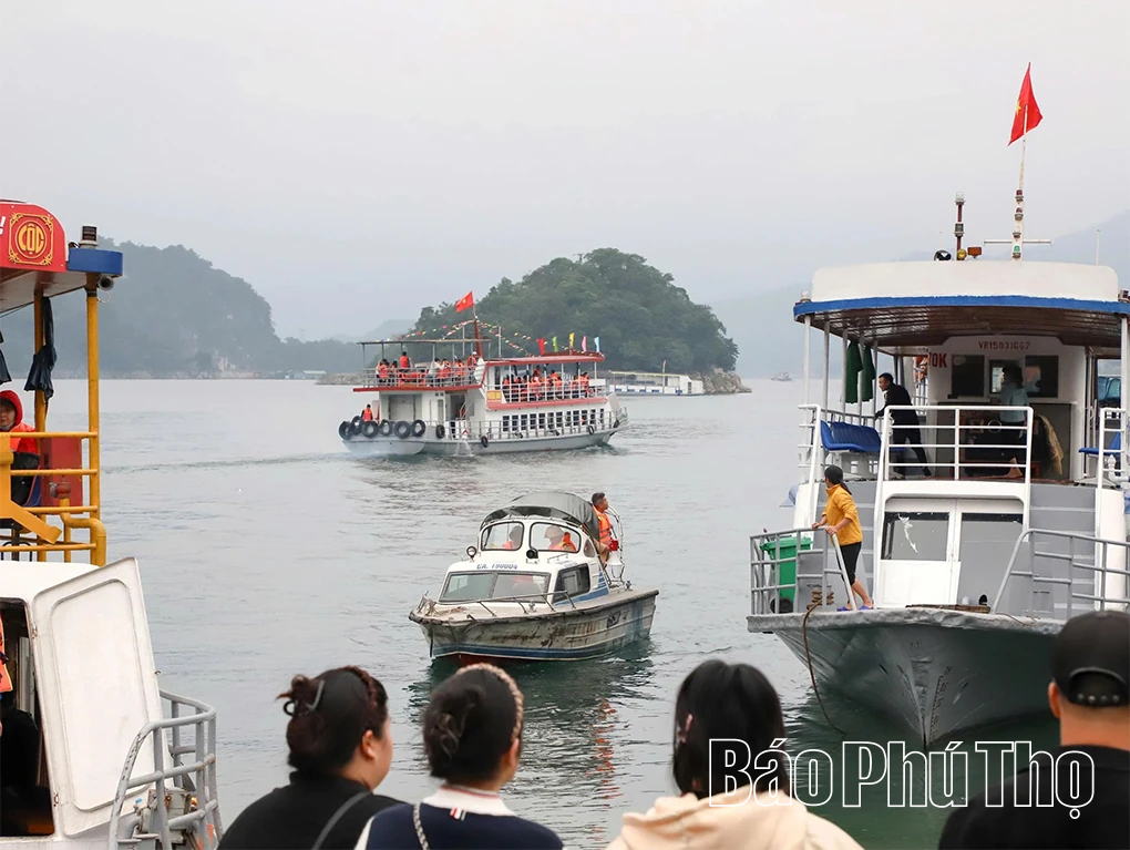 Siết chặt kỷ cương vận tải thủy mùa lễ hội trên hồ Hòa Bình