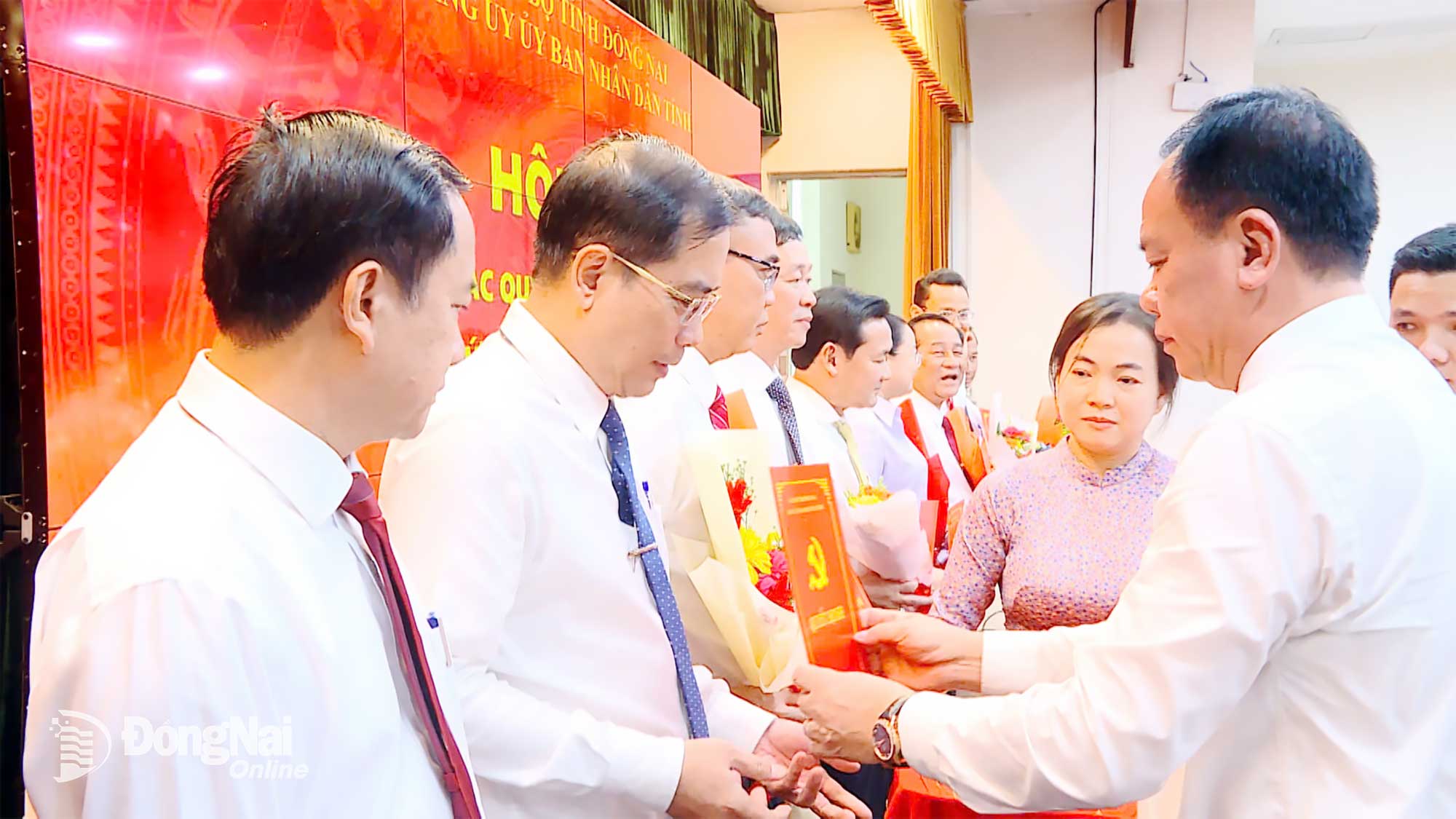 Phó Bí thư Tỉnh ủy Võ Tấn Đức trao quyết định thành lập các tổ chức cơ sở Đảng trực thuộc Đảng bộ UBND tỉnh. Ảnh: Phương Hằng