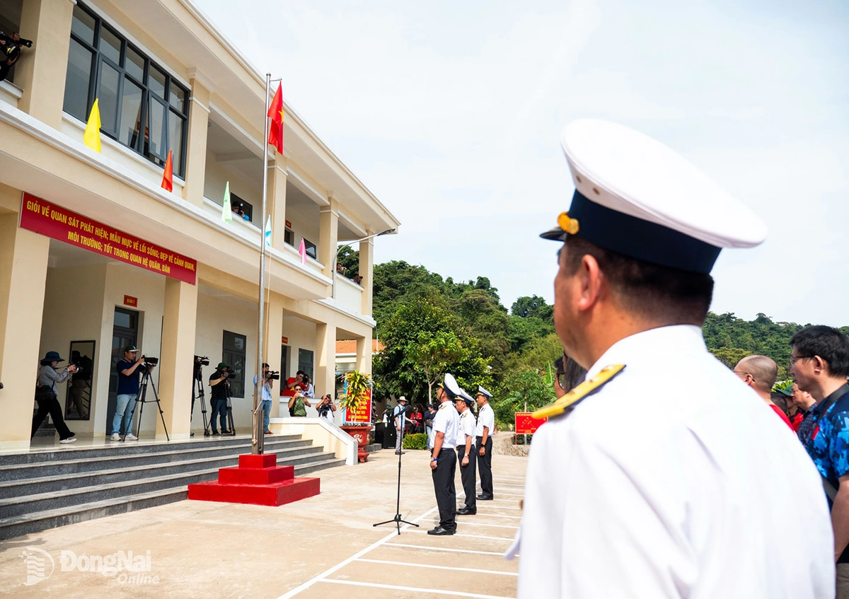 X&uacute;c động lễ ch&agrave;o cờ tr&ecirc;n đảo. Ảnh: Xu&acirc;n Lượng.