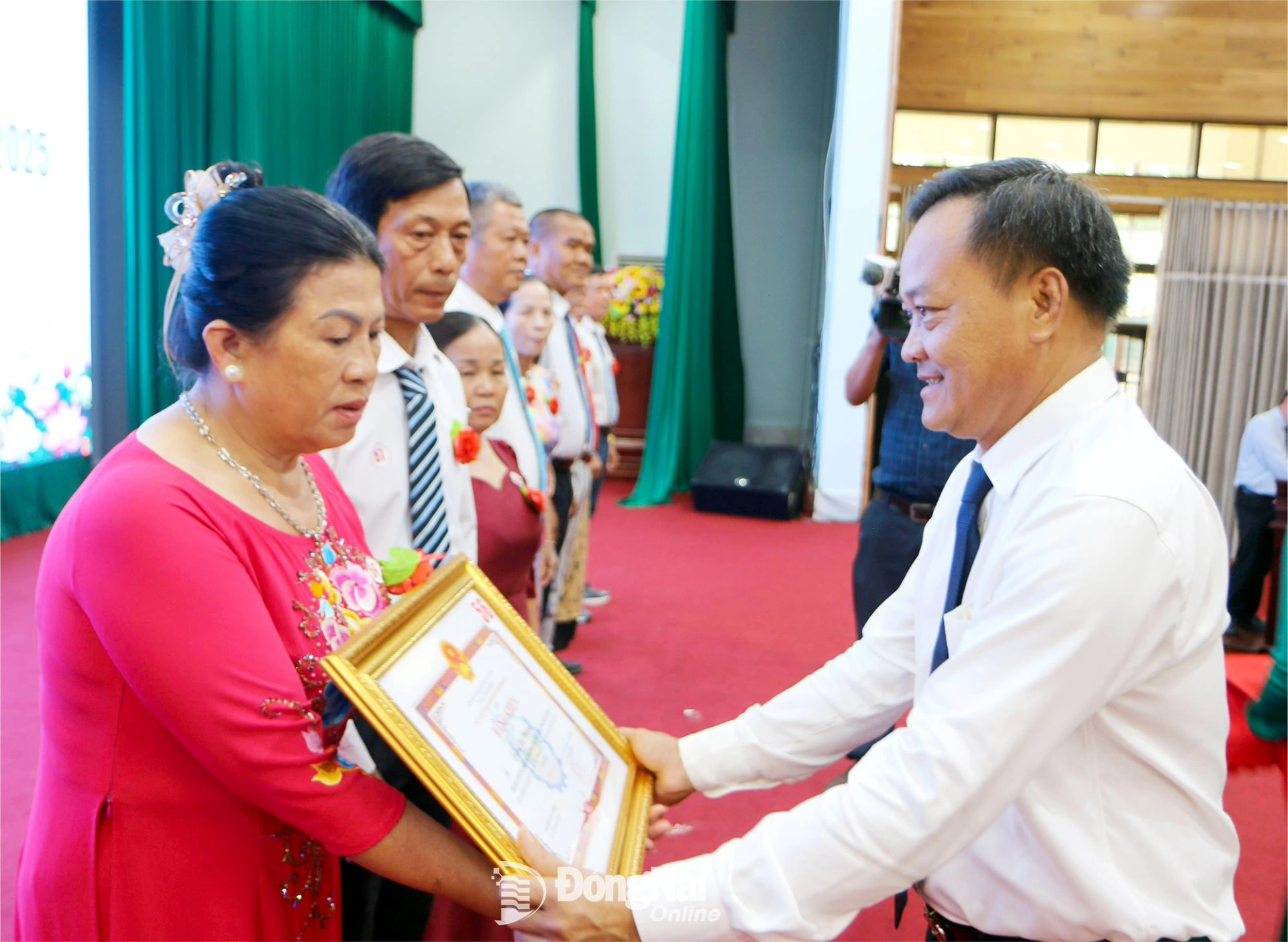 Đồng ch&iacute;&nbsp;Nguyễn C&ocirc;ng Dẫn, Ph&oacute; Vụ trưởng Vụ Địa phương III, Ban Tuy&ecirc;n gi&aacute;o v&agrave; D&acirc;n vận Trung ương&nbsp;trao bằng khen của UBND tỉnh cho c&aacute;c &ldquo;Gương người tốt, việc tốt, điển h&igrave;nh ti&ecirc;n tiến&rdquo; tỉnh Đồng Nai năm 2025. Ảnh: Văn Truy&ecirc;n &nbsp;