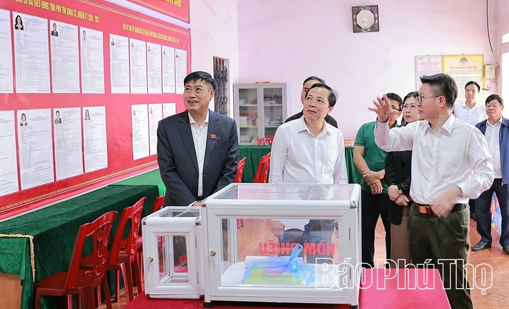 ­­­­Chủ nhiệm Ủy ban Công tác đại biểu của Quốc hội Nguyễn Hữu Đông kiểm tra công tác chuẩn bị bầu cử tại xã Cẩm Khê