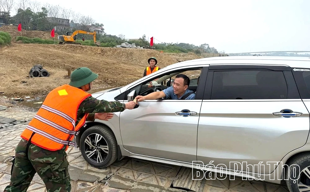 Sau 5 ngày vận hành, cầu phao Đoan Hùng phục vụ 76.400 lượt người và phương tiện qua cầu