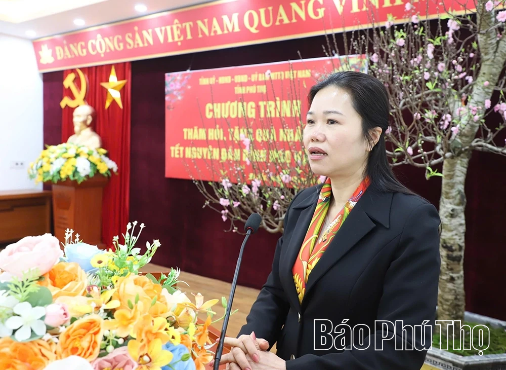 Trao quà Tết tặng gia đình chính sách, hộ nghèo tại các xã Đà Bắc, Cao Sơn, Tân Pheo