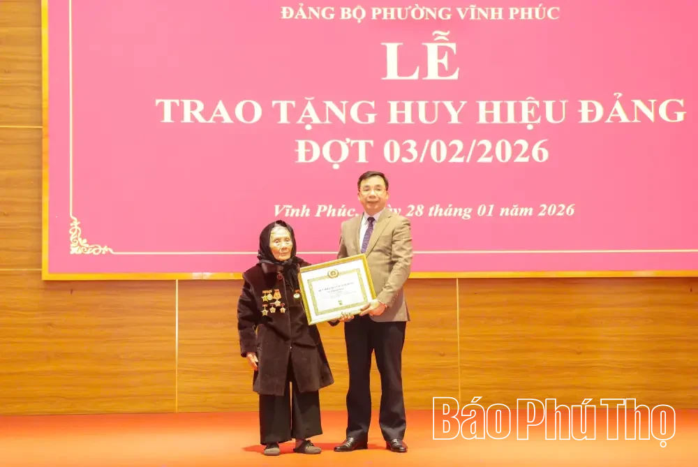 Ph&oacute; B&iacute; thư Tỉnh ủy B&ugrave;i Huy Vĩnh trao Huy hiệu Đảng tặng đảng vi&ecirc;n phường Vĩnh Ph&uacute;c