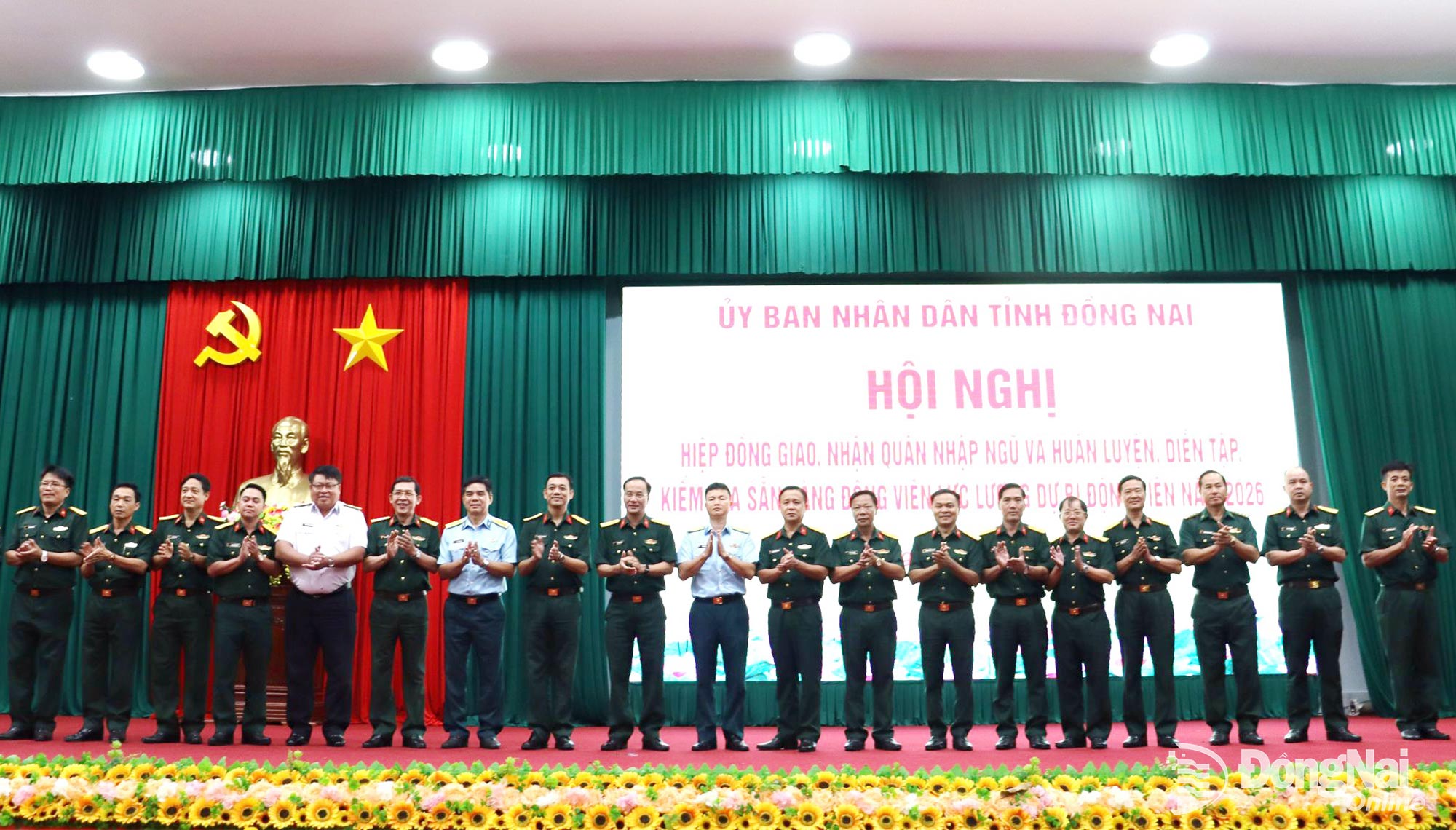 Các đơn vị và Bộ Chỉ huy Quân sự tỉnh Đồng Nai ký phối hợp nhiệm vụ giao, nhận quân. Ảnh: Nguyệt Hà