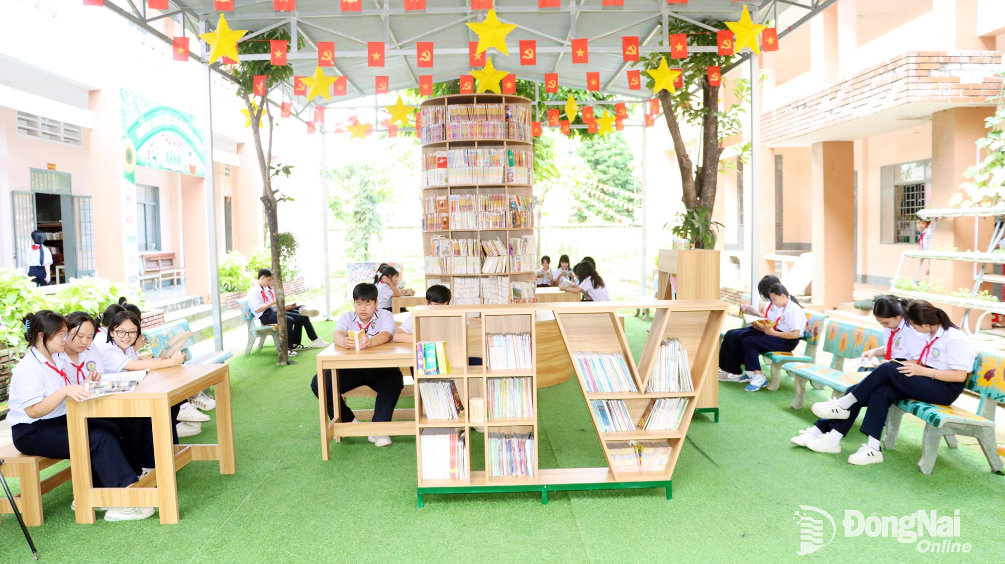 Học sinh Trường THCS Hùng Vương (xã Trảng Bom) học tập trong môi trường trong lành, thoáng đãng. Ảnh: Vũ Thuyên.