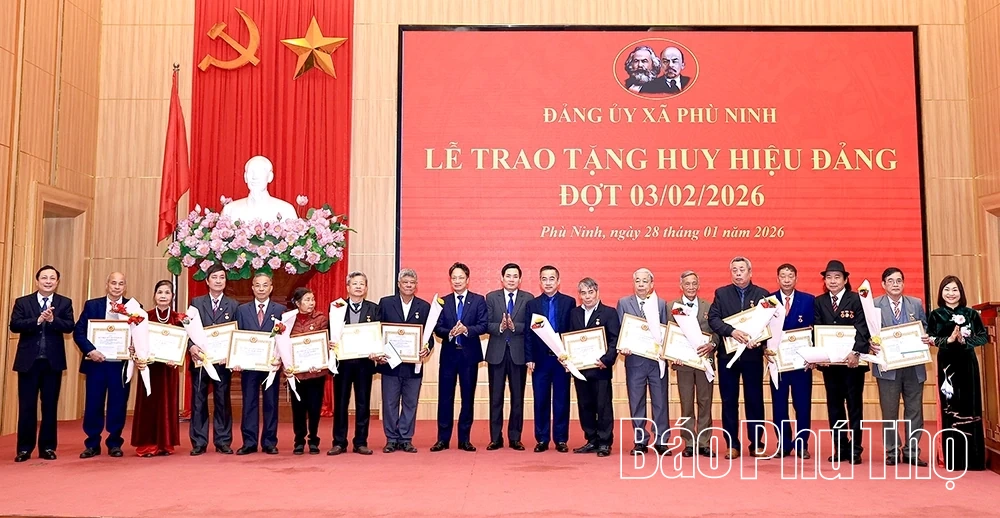 3. 401 đảng vi&ecirc;n được tặng, truy tặng Huy hiệu Đảng đợt 3/2