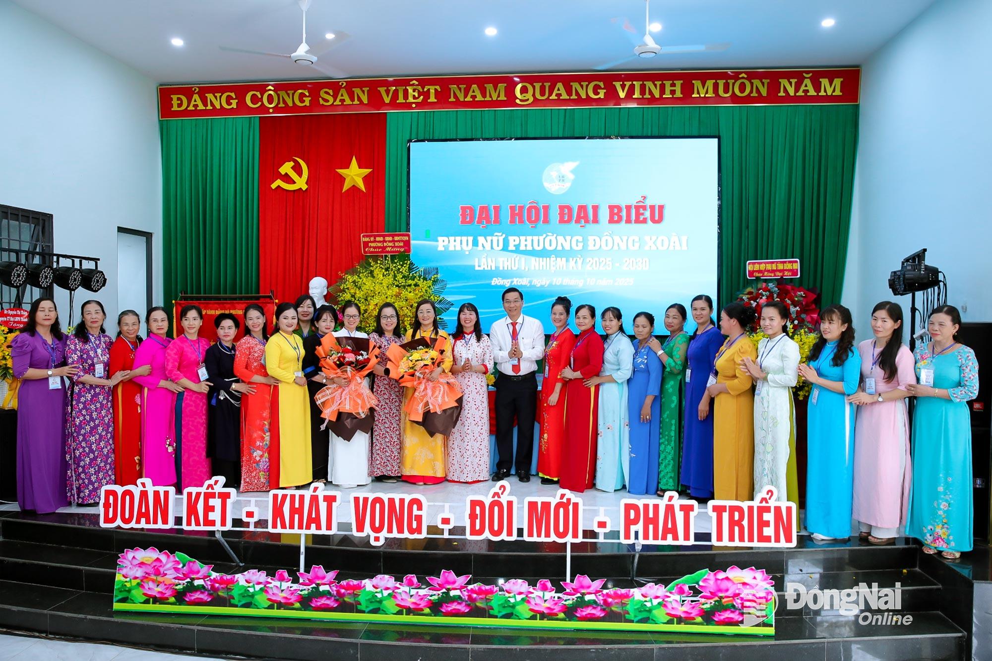 Ban Chấp hành Hội Liên hiệp Phụ nữ phường Đồng Xoài nhiệm kỳ 2025-2030 ra mắt đại hội. Ảnh: Trương Hiện