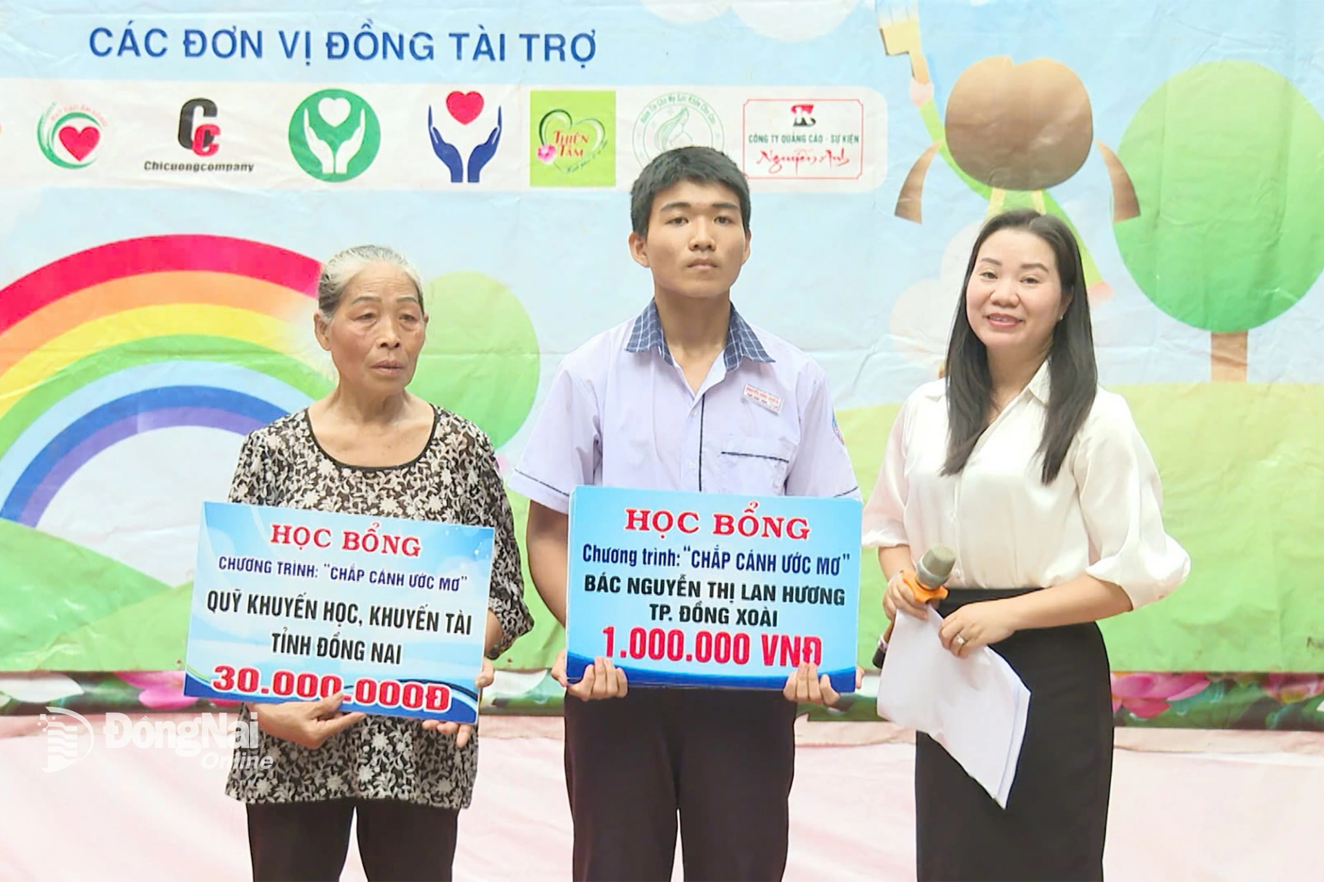 Những suất học bổng như ngọn lửa hồng sưởi ấm ngày tháng nghèo khó, cút côi của Ngọc Thịnh và các thành viên gia đình bà Phết. Ảnh: Phú Quý