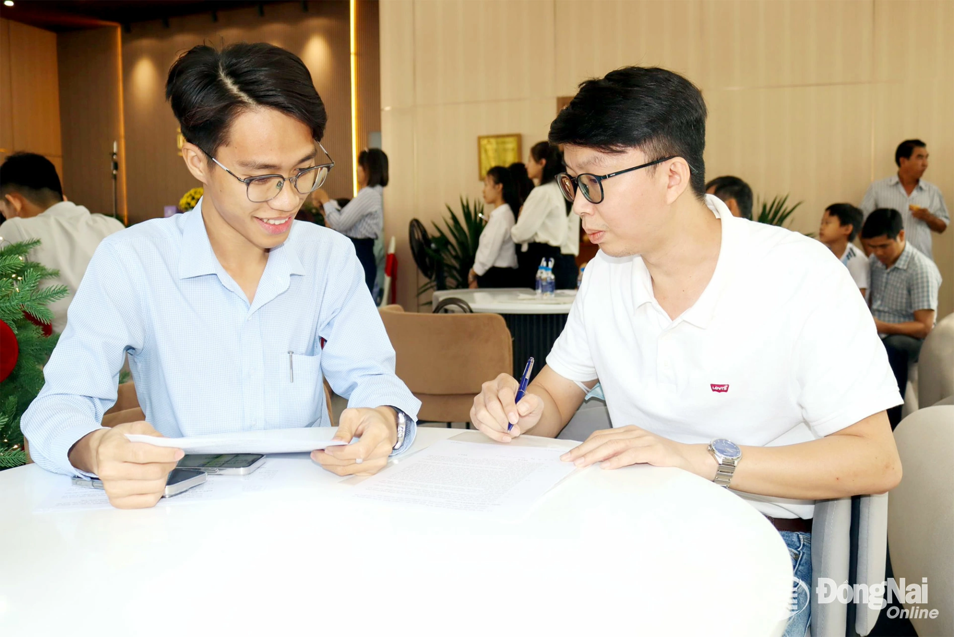 Khách hàng ký hợp đồng vay vốn tại buổi tọa đàm, tư vấn và hướng dẫn hồ sơ vay vốn mua nhà ở xã hội tại dự án Eco Residence Long Bình Tân. Ảnh: Hoàng Lộc