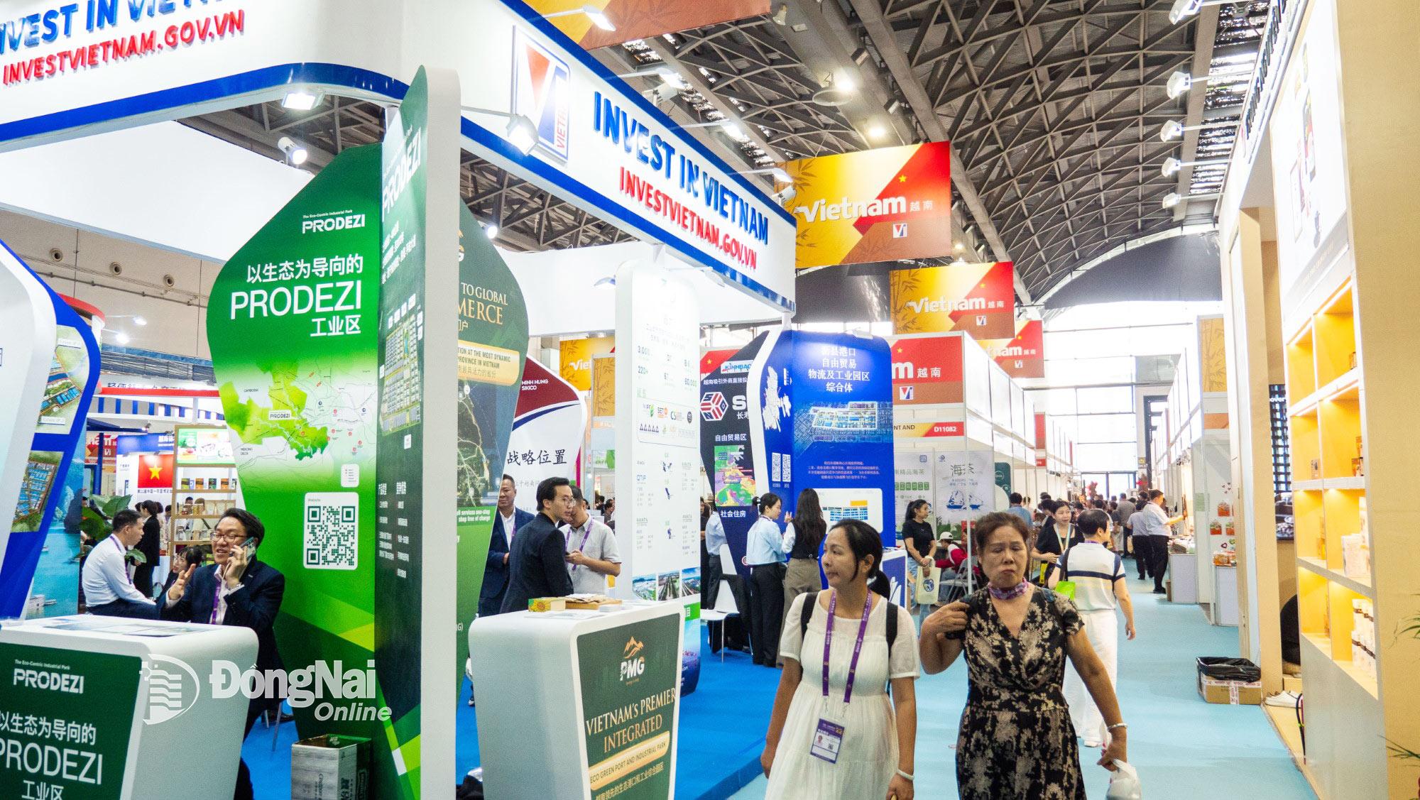 Tại CAEXPO 2025, khu gian hàng của Việt Nam tiếp tục có diện tích rộng nhất với khoảng 4.000m2, bố trí 200 gian hàng của hơn 120 doanh nghiệp. Ảnh: Xuân Lượng 