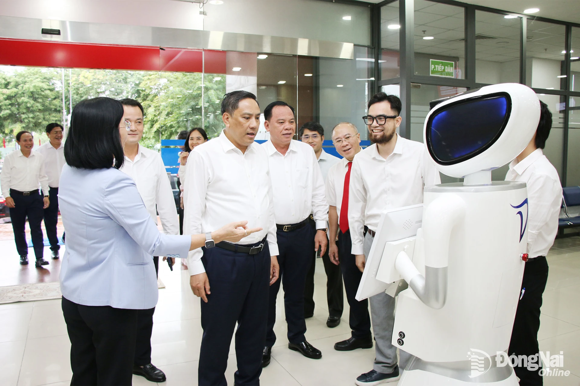 Phó Bí thư Thường trực Tỉnh ủy, Chủ tịch HĐND tỉnh Lào Cai Hoàng Giang tìm hiểu, trải nghiệm thực tế mô hình Robot AI tại Trung tâm Phục vụ hành chính công thành phố Đồng Nai. Ảnh: Hải Quân