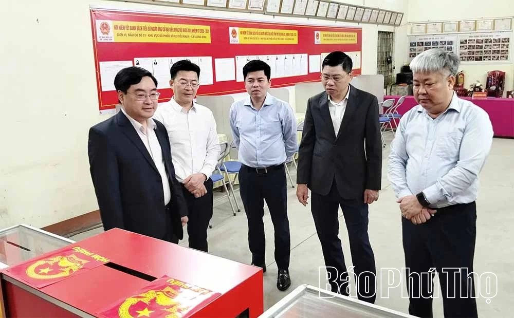 Kiểm tra công tác bầu cử tại một số xã khu vực Hòa Bình