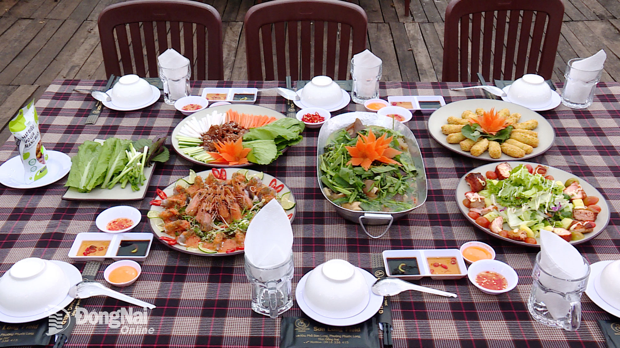 Những món ăn hấp dẫn tại Sơn Long Field. Ảnh: Từ Huy