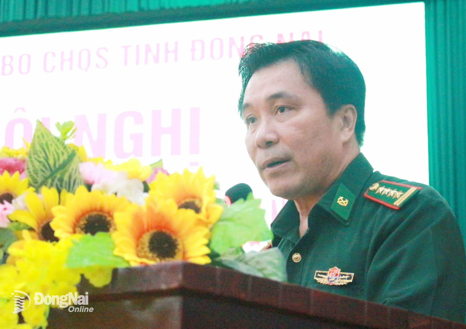 Đại tá Nguyễn Anh Đức, Ủy viên Thường vụ Đảng ủy Quân sự tỉnh, Phó Chỉ huy trưởng Bộ Chỉ huy Quân sự tỉnh kiêm Chỉ huy trưởng Bộ đội biên phòng tỉnh thông tin về tình hình an ninh biên giới tại hội nghị. Ảnh: Nguyệt Hà