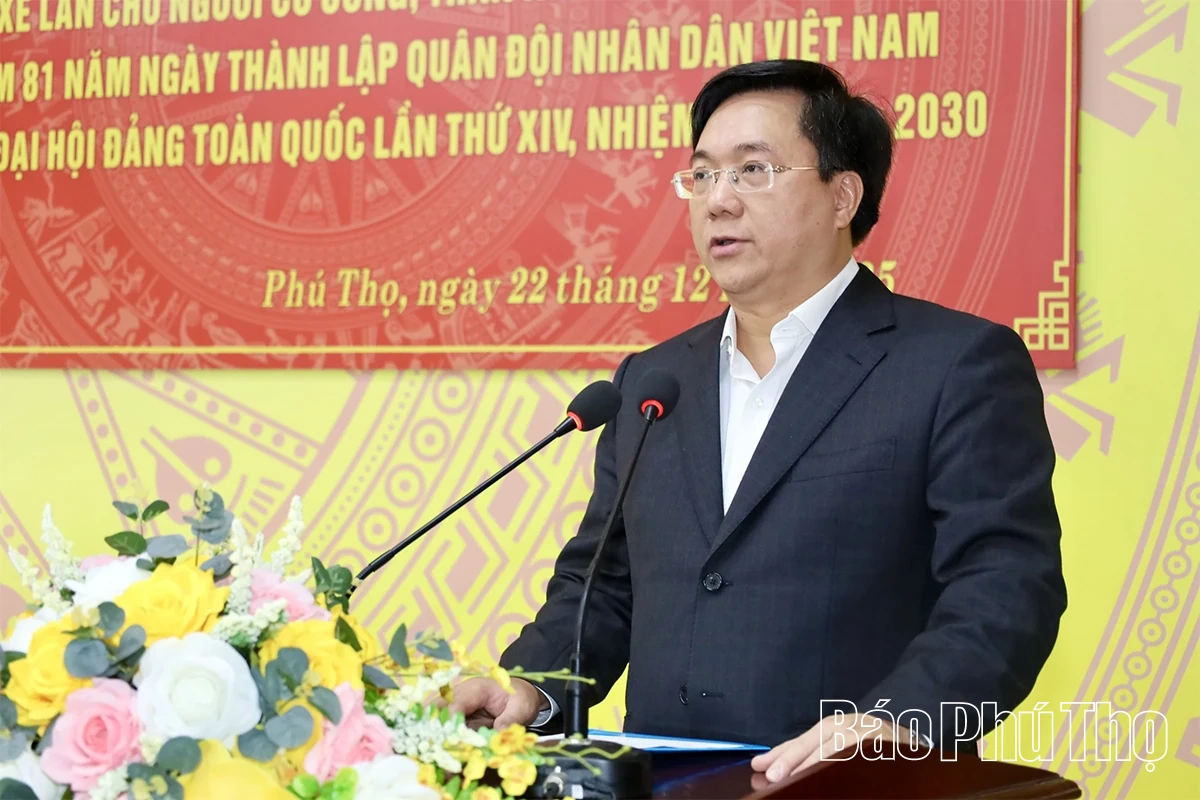 Trao tặng xe lăn cho người c&oacute; c&ocirc;ng v&agrave; th&acirc;n nh&acirc;n người c&oacute; c&ocirc;ng với c&aacute;ch mạng