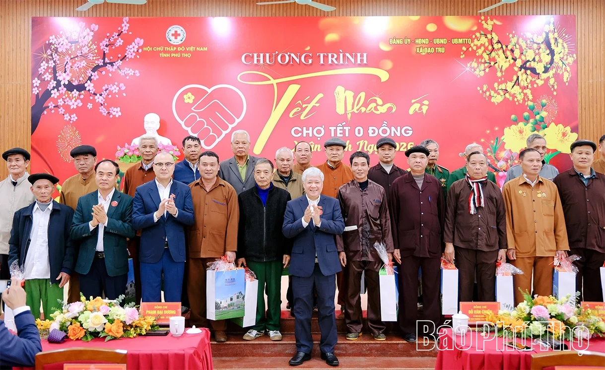 Phó Chủ tịch Thường trực Quốc hội Đỗ Văn Chiến trao quà Tết cho gia đình chính sách, người có hoàn cảnh khó khăn tại xã Đạo Trù