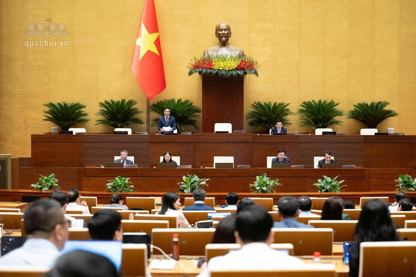     Quang cảnh phiên thảo luận tại hội trường ngày 30-10. Ảnh: quochoi.vn    